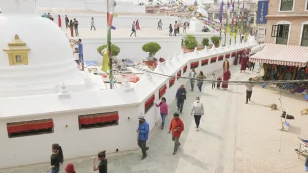 KATHMANDU, NEPAL - MARZO 2018: Believer walk around the Boudhanath Stupa in the Kathmandu valley . — Video Stock