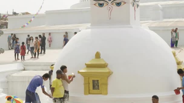 Kathmandu, Nepal - maart, 2018: Werknemer schildert Bouddhanath Stupa na aardbeving in de Kathmandu-vallei. — Stockvideo