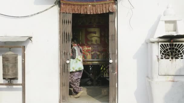 KATHMANDU, NEPAL - MARZO, 2018: Los creyentes caminan alrededor de la rueda de paryer grande en Boudhanath Stupa en el valle de Katmandú . — Vídeos de Stock