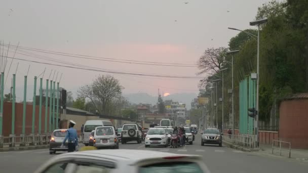 加德满都, 尼泊尔-2018年3月: 繁忙的交通在旅游区域的街道 Thamel 在城市的中心. — 图库视频影像