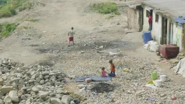 Kathmandu, Nepal - mars 2018: Fattiga barn spela på gatan. — Stockvideo