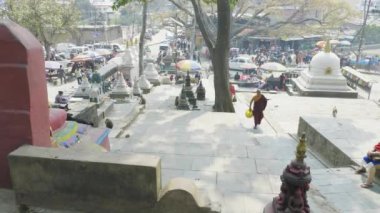 Swaymbhunath, Nepal - Mart, 2018: Turistlerin çok kalın Swayambhunath Stupa Katmandu Vadisi'nde sırasındaki.