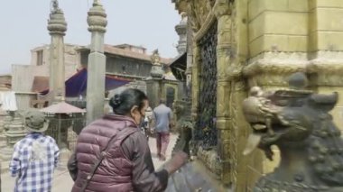 Swaymbhunath, Nepal - Mart, 2018: Katmandu Vadisi'ndeki Swayambhunath Stupa müminler dolaşmak.