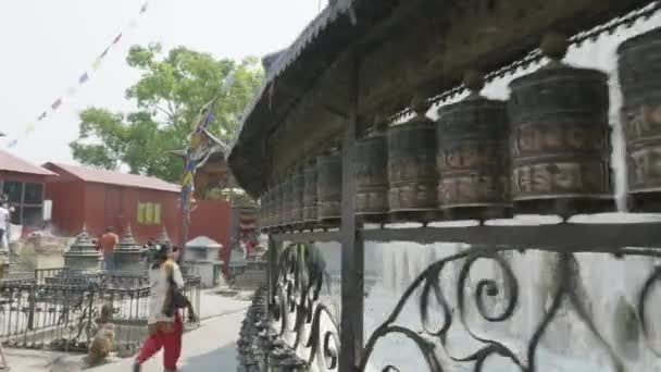 SWAYMBHUNATH, NEPAL - Март, 2018: Верующие ходят по Ступе Сваямбхунат в долине Катманду . — стоковое видео