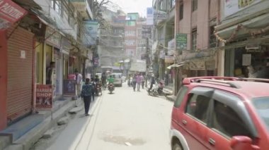 Katmandu, Nepal - Mart, 2018: Thamel şehir merkezinde turist alan sokaklarında yoğun trafik.