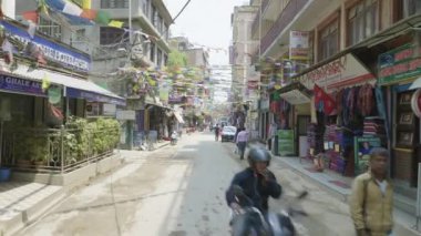 Katmandu, Nepal - Mart, 2018: Thamel şehir merkezinde turist alan sokaklarında yoğun trafik.