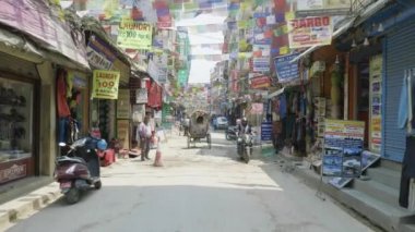 Katmandu, Nepal - Mart, 2018: Thamel şehir merkezinde turist alan sokaklarında yoğun trafik.