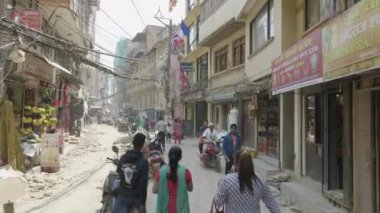 Katmandu, Nepal - Mart, 2018: Thamel şehir merkezinde turist alan sokaklarında yoğun trafik.