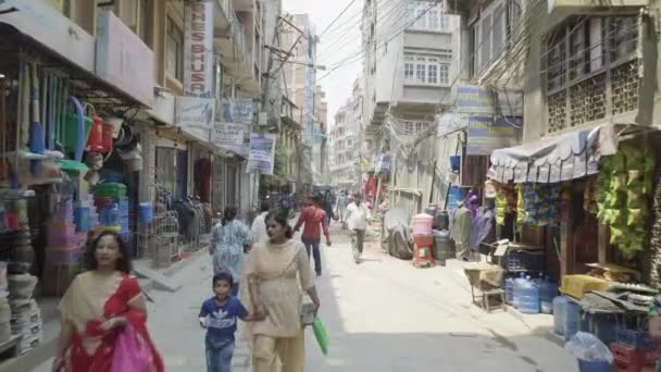 Kathmandu, Nepal - mars 2018: Tung trafik på gatorna i turistområdet Thamel i centrera av staden. — Stockvideo