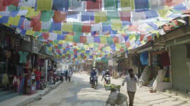 Katmandu, Nepal - Mart, 2018: Thamel şehir merkezinde turist alan sokaklarında yoğun trafik.