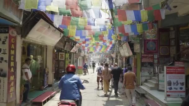 Kathmandu, Nepal - mars 2018: Tung trafik på gatorna i turistområdet Thamel i centrera av staden. — Stockvideo