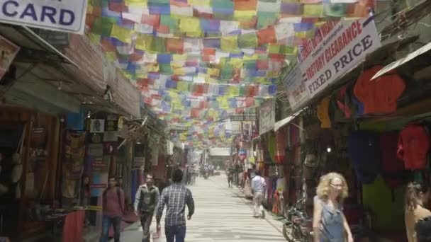 加德满都, 尼泊尔-2018年3月: 繁忙的交通在旅游区域的街道 Thamel 在城市的中心. — 图库视频影像