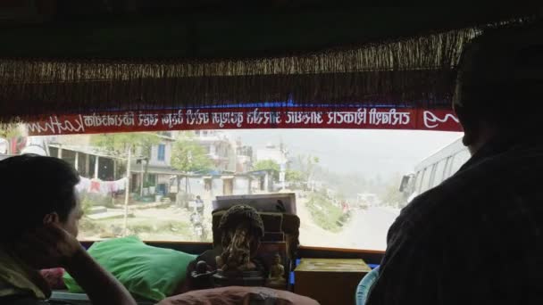 KATHMANDU, NEPAL - MARZO, 2018: Vista desde la ventana frontal del autobús hasta el tráfico en la ciudad . — Vídeos de Stock