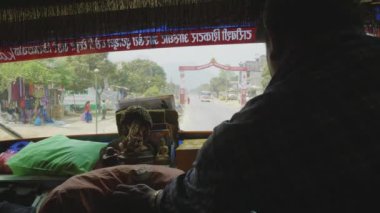 Katmandu, Nepal - Mart, 2018: Otobüs açık penceresinden görünümüne şehir trafiğinde.