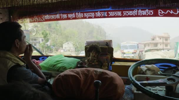 KATHMANDU, NEPAL - MARÇO, 2018: Vista da janela da frente do ônibus para o tráfego na cidade . — Vídeo de Stock