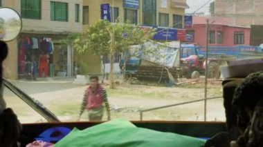 Katmandu, Nepal - Mart, 2018: Otobüs açık penceresinden görünümüne şehir trafiğinde.