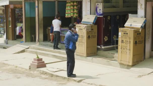 Kathmandu, Nepal - maart, 2018: Lokale nepalese man gesprekken over de telefoon. — Stockvideo