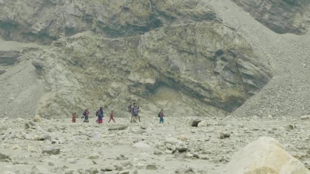 Manaslu, Nepal - mars 2018: Europeiska och amerikanska backpackers gå på Manaslu mountain kretsen vandringen. — Stockvideo