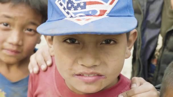 Manaslu, nepal - märz 2018: nepalesische kinder lächeln und spielen in die kamera. — Stockvideo