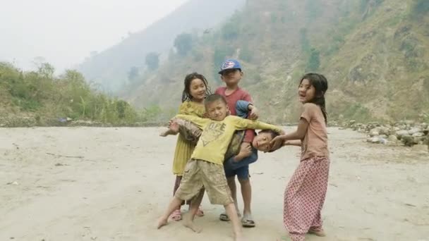 Manaslu, Nepál - březen, 2018: Nepálské děti smát a hrát ve fotoaparátu. — Stock video