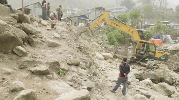 Manaslu, Νεπάλ - Μαρτίου 2018: Εκσκαφέας επισκευάζει έναν πέτρινο δρόμο στα βουνά. — Αρχείο Βίντεο