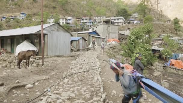 Manaslu, nepal - märz 2018: europäische und amerikanische backpacker gehen auf die manaslu mountain circuit trek. — Stockvideo