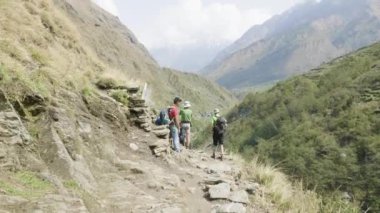Manaslu, Nepal - Mart, 2018: Avrupa ve Amerikan backpackers Manaslu Dağı devre Trek'te gidin..