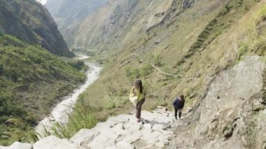 Manaslu, Nepal - Mart, 2018: Yerel çocuk dağlarda okula gitmek..