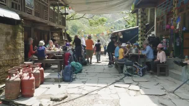 Manaslu, Nepal - Mart, 2018: Avrupa ve Amerikan halkı bir öğle yemeği Manaslu citcuit var. trekking. — Stok video