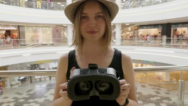 Молода дівчина носить віртуальний шолом . — стокове відео