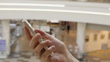 Genç kız basın fütüristik Kullanıcı arabirimi konsept telefon üzerinde. Grafik Kullanıcı arabirimi - GUI. Ekran - Hud doğru gidin. Şeylerin Internet.