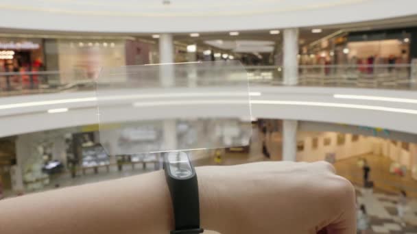 Druk op voor een jong meisje op futuristische gebruiker interface concept armband. Grafische gebruikersinterface - Gui. Head up Display - Hud. Internet van dingen. — Stockvideo