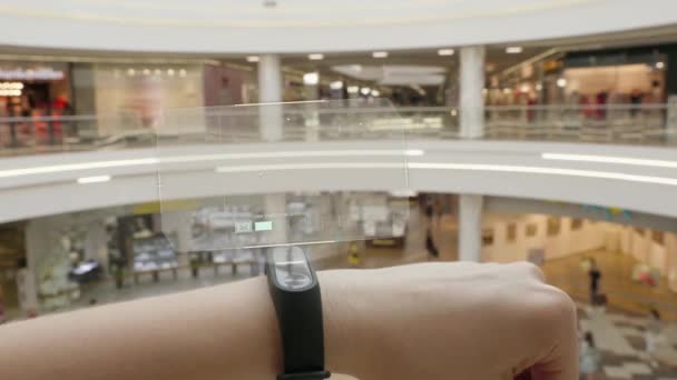 Ung Flicka Tryck Futuristiska Användargränssnittet Konceptet Armband Grafiskt Användargränssnitt Gui — Stockvideo