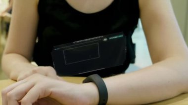 Genç kız baskı makinesinde fütüristik Kullanıcı arabirimi kavramı bilezik. Grafik Kullanıcı arabirimi - GUI. Ekran - Hud doğru gidin. Şeylerin Internet.