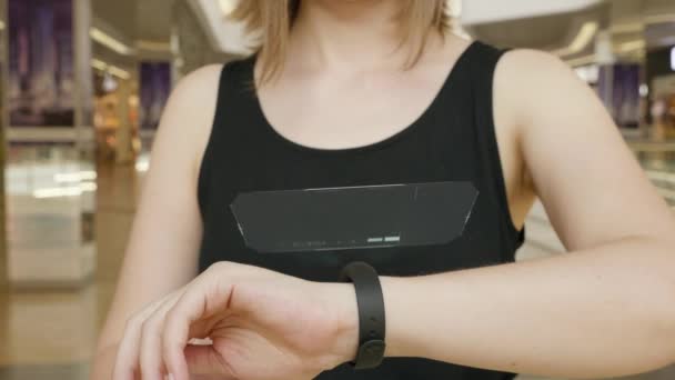Junge Mädchen drücken auf futuristisches User-Interface-Konzept-Armband. grafische Benutzeroberfläche - gui. Kopf hoch - hud. Internet der Dinge. — Stockvideo
