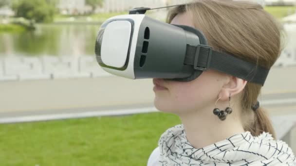 Цікава здивована жінка намагається збільшити реальність окулярів, відчуваючи збудження від симуляції гарнітури VR, вивчаючи віртуальне життя, жестикулюючи руками, щоб доторкнутися до 3d світу, розважаючись окулярами . — стокове відео