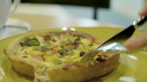 포크 및 나이프 절단 조각을 건강 한 야채 파이. — 비디오