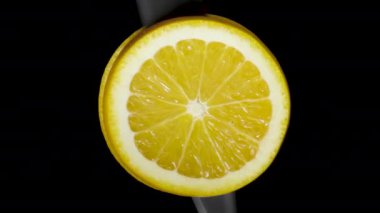 Iolated turuncu siyah bir arka plan üzerinde stüdyoda bir bıçakla kesilmiş