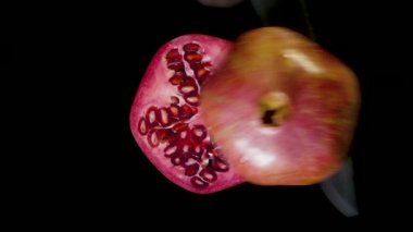 Siyah bir arka plan üzerinde Iolated garnet stüdyoda bir bıçakla kesmek