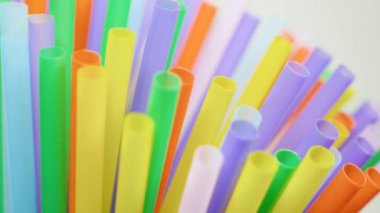 Döndürme masada renkli saman çöpü üstten görünüm