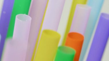 Döndürme masada renkli saman çöpü üstten görünüm