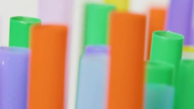 Döndürme masada renkli saman çöpü üstten görünüm