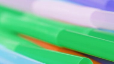 Döndürme masada renkli saman çöpü üstten görünüm