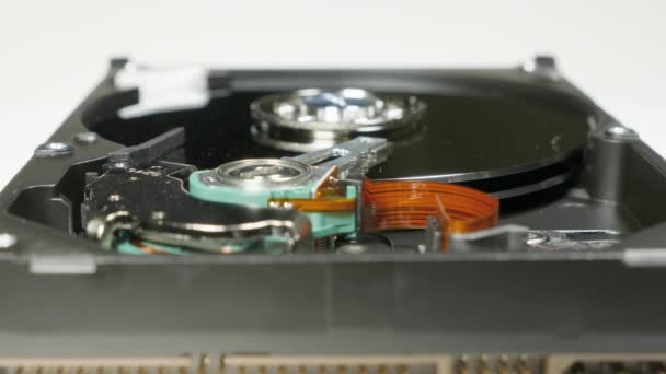 Hard disk drive di atas meja di studio, ikuti fokus — Stok Video