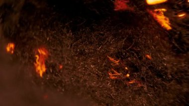 Yayılır hızla ile çelik yün, sparks bir sürü ateş