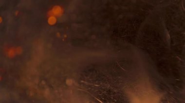 Yayılır hızla ile çelik yün, sparks bir sürü ateş