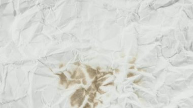 Siyah bir arka plan üzerinde merkezi aracılığıyla yanan kağıt