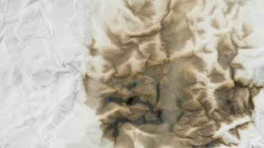 Siyah bir arka plan üzerinde merkezi aracılığıyla yanan kağıt