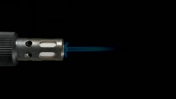 Lichtere geweer voor gas kachel en vlam aan het einde van de lichtere geweer — Stockvideo