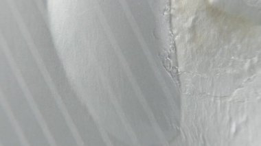 Siyah bir arka plan üzerinde merkezi aracılığıyla yanan kağıt